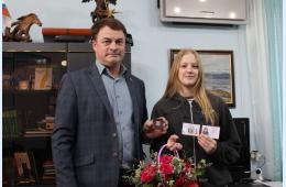 20.01.2026 Глава поздравил Тамару Машкину с  Почетным званием  | Администрация муниципального округа город Партизанск Приморского края Официальный сайт